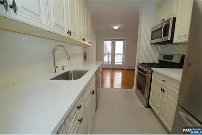 8 Leary Lane 4 #4, Edgewater, NJ 07020 - Photo 10