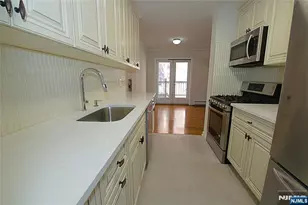 8 Leary Ln 4, Edgewater, NJ 07020 - Photo 10