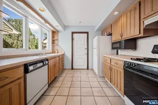 12 Sandburg Ct, Mahwah, NJ 07430 - Photo 32