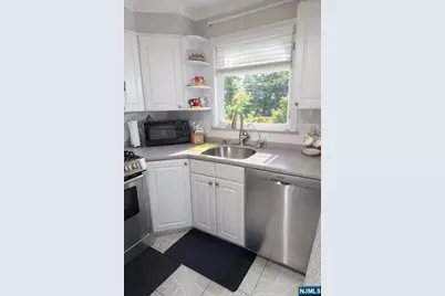 80 Caruth Avenue, Elmwood Park, NJ 07407 - Photo 4