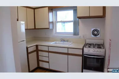 2443 3rd Street 8 #8, Fort Lee, NJ 07024 - Photo 4