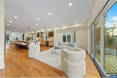 811 Jassamine Way, Fort Lee, NJ 07024 - Photo 20