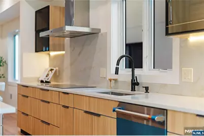 811 Jassamine Way, Fort Lee, NJ 07024 - Photo 16