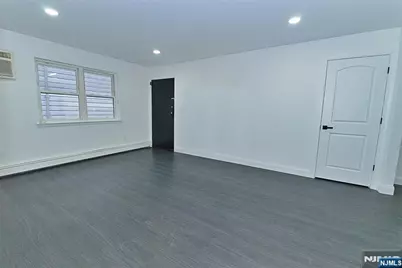 401 Undercliff Avenue, Edgewater, NJ 07020 - Photo 2