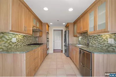 402 Jefferson Court 402 #402, Edgewater, NJ 07020 - Photo 8