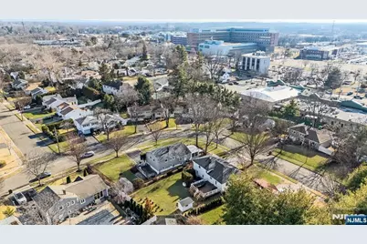 715 Bush Place, Paramus, NJ 07652 - Photo 32