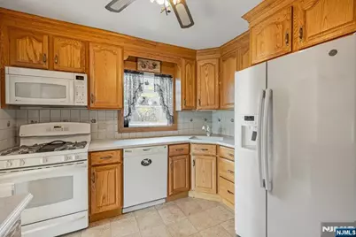 715 Bush Place, Paramus, NJ 07652 - Photo 10