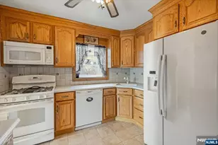 715 Bush Pl, Paramus, NJ 07652 - Photo 10