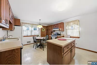 110 New York Avenue, Bergenfield, NJ 07621 - Photo 8