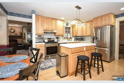 84 W Midland Avenue, Paramus, NJ 07652 - Photo 10
