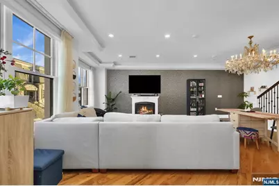 44 Marquis Court 44 #44, Edgewater, NJ 07020 - Photo 4