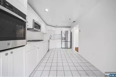 502 Smith Court R502 #R502, Edgewater, NJ 07020 - Photo 14