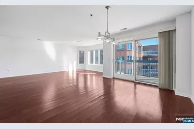 502 Smith Court R502 #R502, Edgewater, NJ 07020 - Photo 6