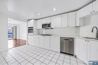 502 Smith Court R502 #R502, Edgewater, NJ 07020 - Photo 12