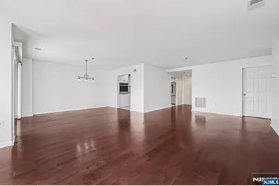 502 Smith Court R502 #R502, Edgewater, NJ 07020 - Photo 10