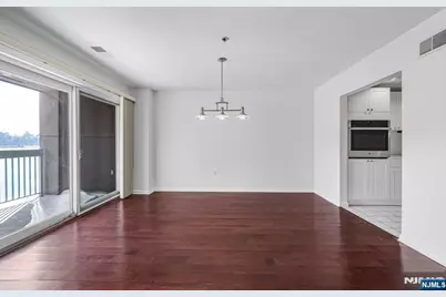 502 Smith Court R502 #R502, Edgewater, NJ 07020 - Photo 8