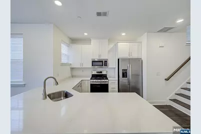 63 Veterans Way 426 #426, Morris Plains, NJ 07950 - Photo 6