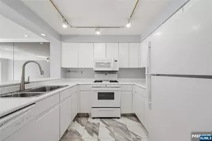 302 Hancock Ct 302, Edgewater, NJ 07020 - Photo 4