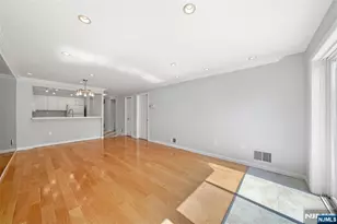 302 Hancock Ct 302, Edgewater, NJ 07020 - Photo 8