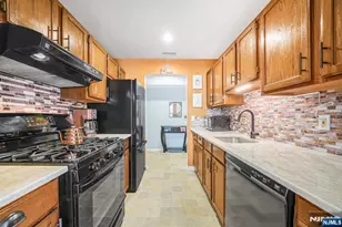 42 Vernon Ct, Waldwick, NJ 07463 - Photo 4