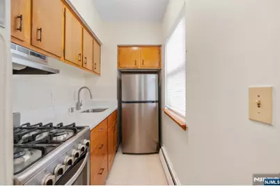 239 Crescent Lane 8 #8, Cliffside Park, NJ 07010 - Photo 4