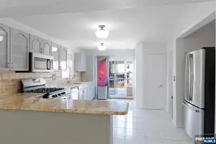 365 Rockledge Pl, Teaneck Township, NJ 07666 - Photo 4