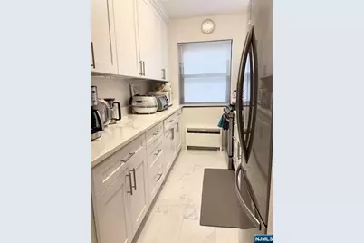 3071 Edwin 2B #2B, Fort Lee, NJ 07024 - Photo 2