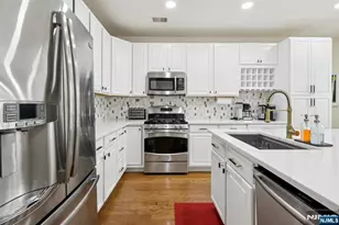 273 Roslyn Ct, West New York, NJ 07093 - Photo 8