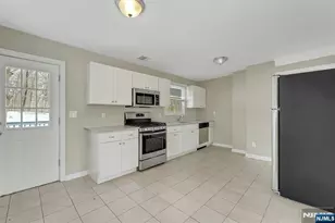 8 Iroquois Ave, Oakland, NJ 07436 - Photo 10