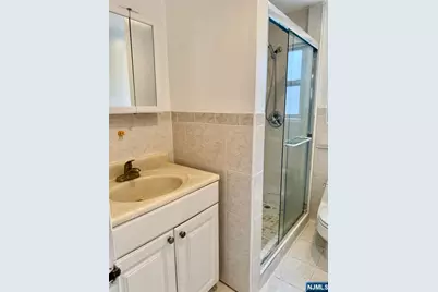 2205D Center Avenue D #D, Fort Lee, NJ 07024 - Photo 10