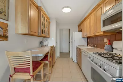 2000 Linwood Avenue 10J #10J, Fort Lee, NJ 07024 - Photo 10