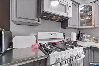 82 Garfield Avenue, Jersey City, NJ 07305 - Photo 8