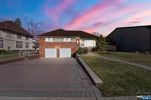 1070 Cumbermeade Rd, Fort Lee, NJ 07024 - Photo 1