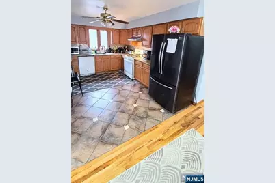 557 Park Place, Lyndhurst Township, NJ 07071 - Photo 2