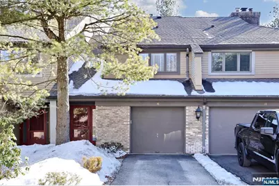 16 Sandburg Court, Mahwah, NJ 07430 - Photo 2