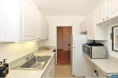5 Roosevelt Place 2B #2B, Montclair, NJ 07042 - Photo 4