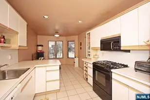 340 French Ct, Teaneck Township, NJ 07666 - Photo 4