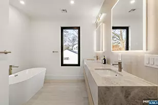 210 Hillcrest Dr, Paramus, NJ 07652 - Photo 12