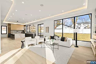 210 Hillcrest Dr, Paramus, NJ 07652 - Photo 4