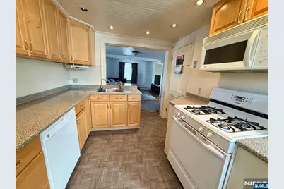 80 Roosevelt Avenue, Bergenfield, NJ 07621 - Photo 8