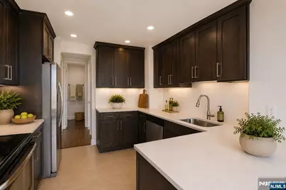 100 Carlyle 9Ds #9DS, Cliffside Park, NJ 07010 - Photo 4