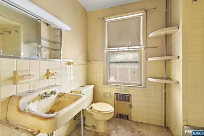 520 Rutherford Avenue, Lyndhurst Township, NJ 07071 - Photo 10