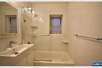 1565 Center Avenue 2F #2F, Fort Lee, NJ 07024 - Photo 4