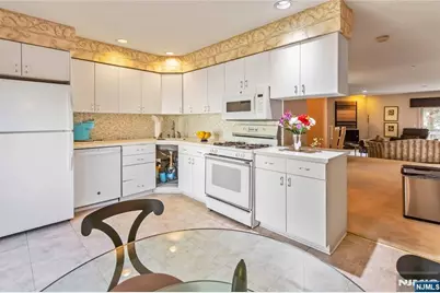 30 Jordan Drive, River Edge, NJ 07661 - Photo 8