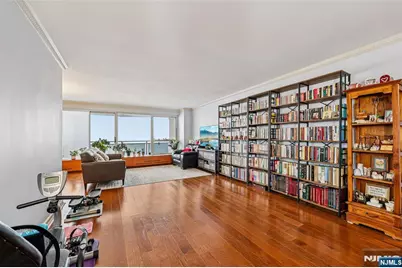 2077 Center Avenue 20J #20J, Fort Lee, NJ 07024 - Photo 4
