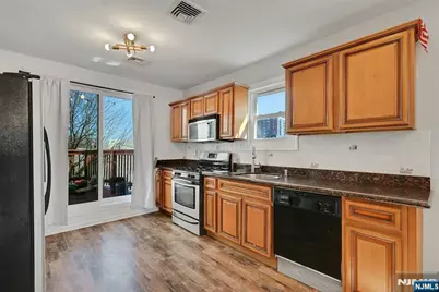 30 Columbia Terrace 2 #2, Edgewater, NJ 07020 - Photo 4