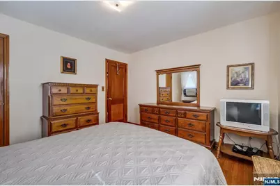 281 Fencsak Avenue, Elmwood Park, NJ 07407 - Photo 10