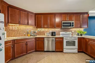 1055 River Road 302, Edgewater, NJ 07020 - Photo 4