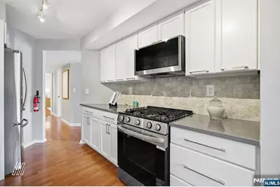 504 Nelson Court, Edgewater, NJ 07020 - Photo 12