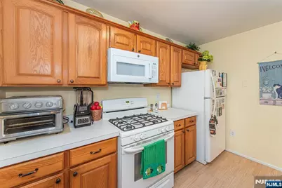 1060 Chedworth Circle, Mahwah, NJ 07430 - Photo 10